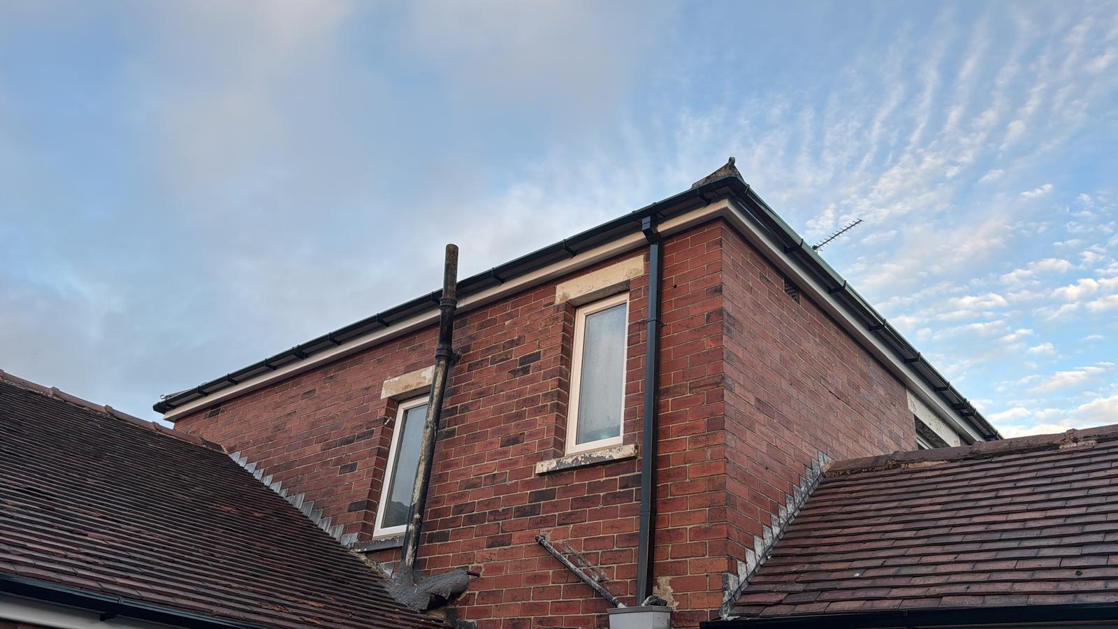 Fascia and guttering project photo 2: Fascia along the roof edge